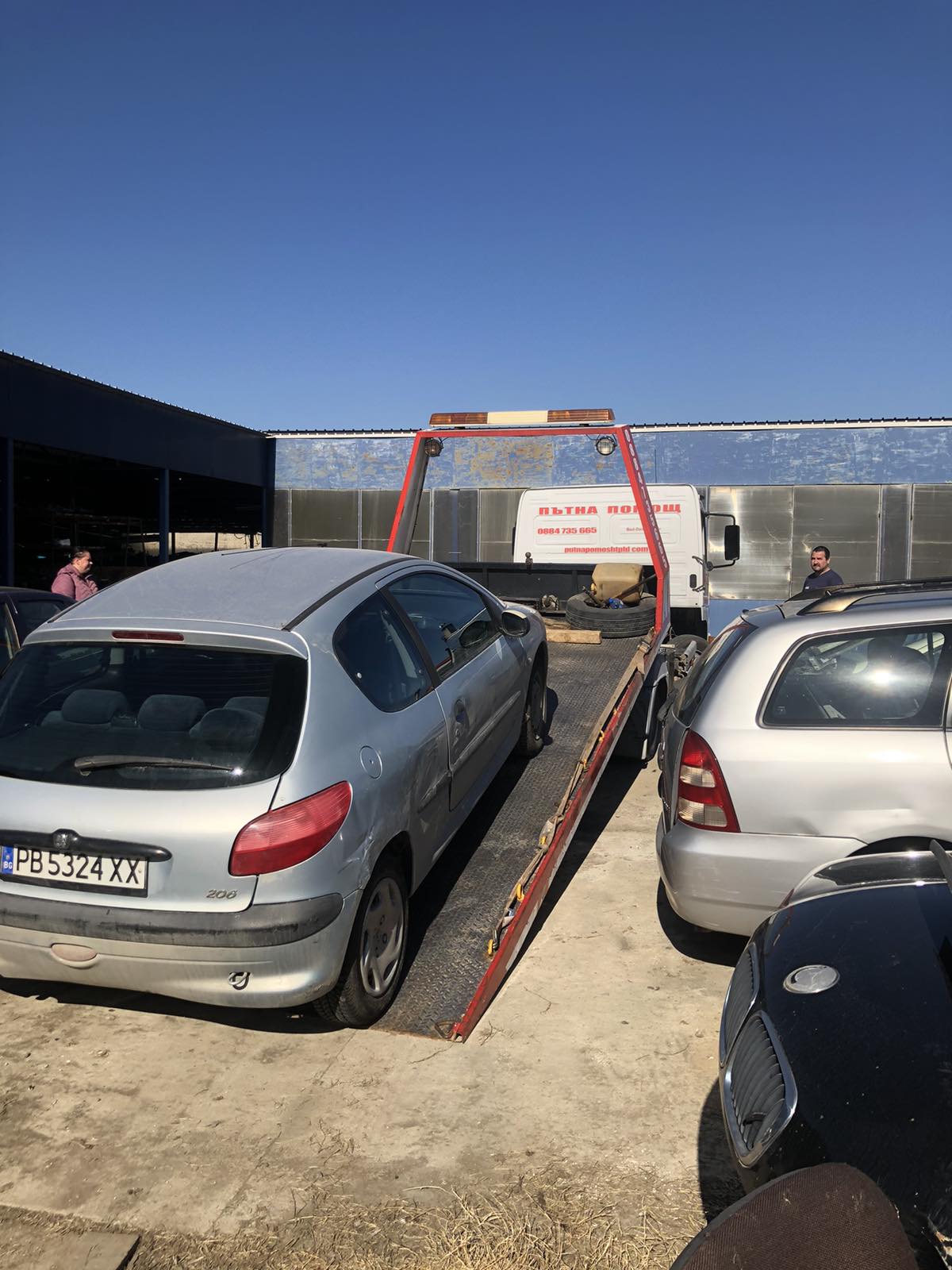 Товарене на Peugeot автомобил на автовоз - процес на пътна помощ